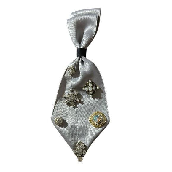 Elegant Brooch, Tie Necklace with embellishments in Beige, Black and Grey NWT - Picture 4 of 10